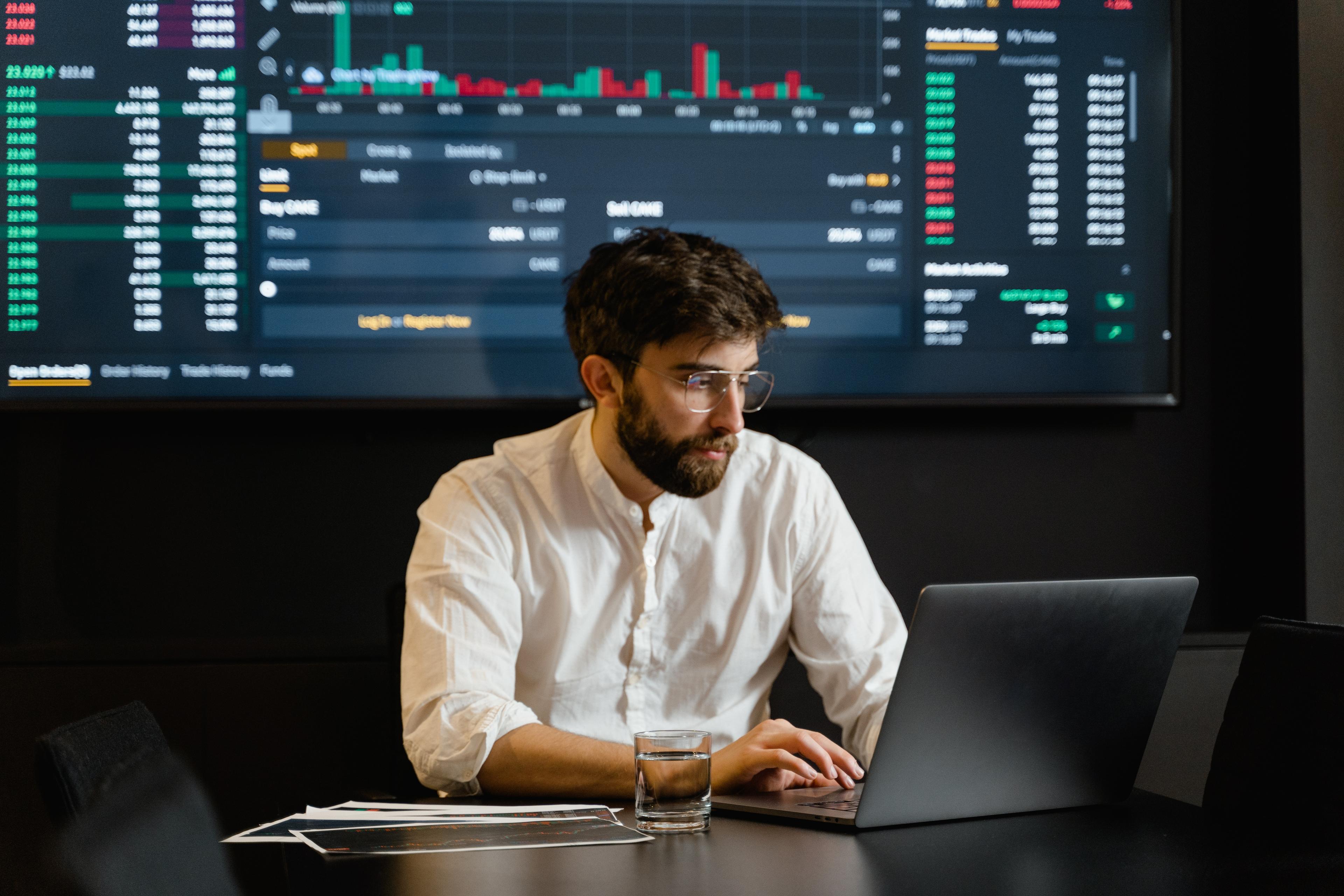 financial analyst at work